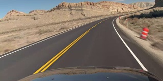 FPV HYPERLAPSE在灰色的沙漠峡谷中沿着空旷的道路行驶