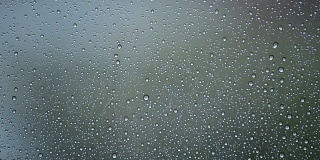 雨滴从房间的玻璃窗上滑下来