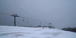 恶劣天气下的滑雪缆车