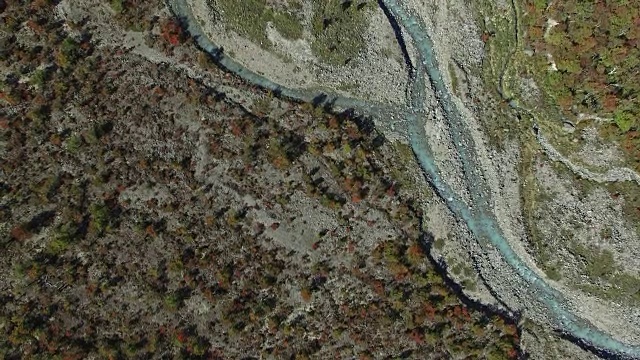 天线:巴塔哥尼亚:秋天的岩石山溪和河道