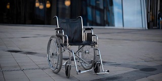 轮椅在现代建筑附近滚动