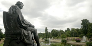 肯辛顿花园的詹纳纪念馆(1862年)