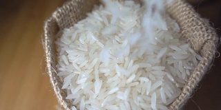 米粒以慢动作落袋