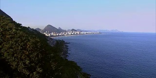 在南里约热内卢飞向海滩