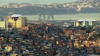 里约热内卢贫民区上空的吊船航拍视频素材模板下载
