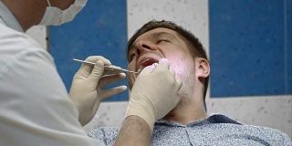 牙科医生正在看病人的牙齿