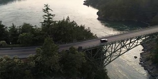 运输空中建立公路旅行与黑色SUV卡车驾驶越过高桥到海洋背景