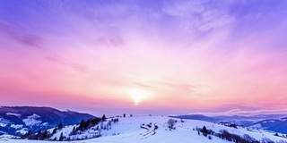 山峰上的雪被风吹走了。冬天的风景。天很冷，下着雪。