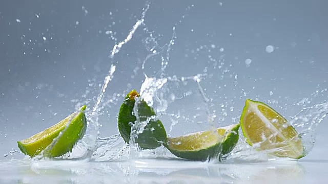 绿柠檬，橙叶，水果落在水上，慢镜头4K