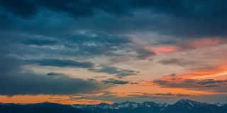 时间流逝-日落与美丽的云景和雪山- 4K