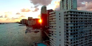 Brickell -空中起飞展示日落时的海滨公寓2 (4K)