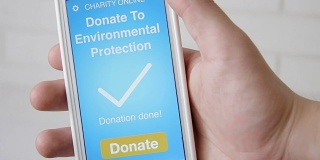人们利用智能手机上的慈善应用程序进行在线环保捐赠