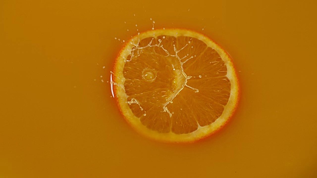 正在倒橙汁，4K慢镜头