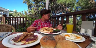 十多岁的男孩一边吃早饭一边哭