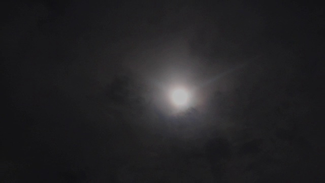 夜晚乌云中的满月