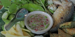 泰式食品Nam Prik套装，虾酱辣椒酱，蔬菜和短体鲭鱼套装