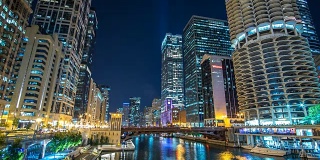 芝加哥在晚上的时间流逝河4K 1080P -河流时间流逝芝加哥伊利诺斯州在晚上与市中心天际线的观点和交通