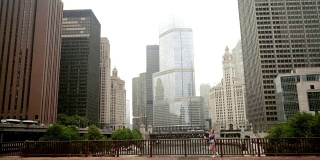 城市景观。黑发女人站在芝加哥河大桥上。芝加哥天际线