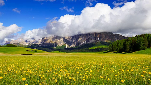 从Seiser Alm, Dolomites，意大利，langkofel山上滚动云的时间流逝