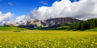 从Seiser Alm, Dolomites，意大利，langkofel山上滚动云的时间流逝