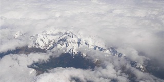 高空拍摄的阿尔卑斯山脉，4k