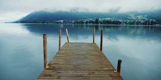在奥地利阿尔卑斯山风景如画的高山湖泊上的木制码头。Steaducam拍摄