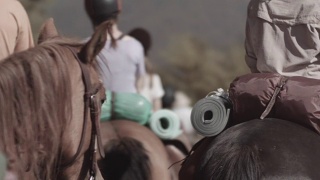 骑在马背上的公路旅行视频素材模板下载