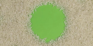 旋转的米粒躺在绿屏上，色度键。