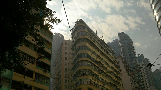 香港白天时间有轨电车交通街道中心道路旅行向上观看全景4k中国