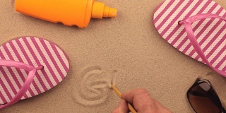 果阿，在沙滩配件之间，用手写的碑文。符号和符号娱乐。