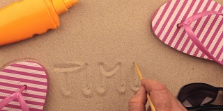 时光，用手写在沙滩上的铭文，点缀在沙滩上的饰物。符号和符号娱乐。