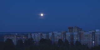 月亮越过城市
