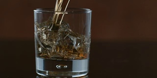 威士忌慢动作倒在冰上