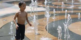 孩子通过喷泉，慢动作