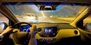 阿拉伯联合酋长国夜灯阿布扎比迪拜路女人驾驶汽车面板全景4k时间推移