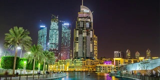 阿拉伯联合酋长国迪拜购物中心喷泉区著名酒店建筑的夜间照明4k时间流逝