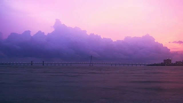 晚上到晚上的时间流逝拍摄的Bandra- Worli海连接(桥)在阿拉伯海与云的形成和变化的天际线在背景，孟买，印度