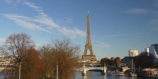 法国晴朗的夜晚著名的巴黎塞纳河埃菲尔铁塔全景4k