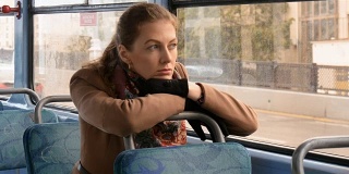 一个美丽的女孩，带着忧伤的眼睛在电车里孤独。