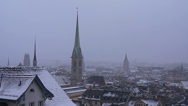 瑞士晚上冬天雪屋顶苏黎世观景台城市全景4k