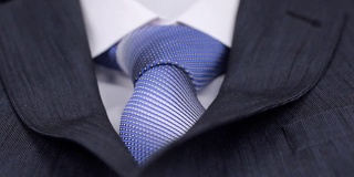 蓝色西装，领带和白衬衫，特写。多莉。