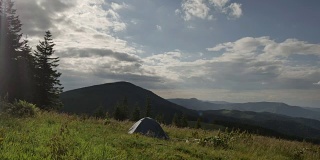 旅游帐篷在山上，风吹动草