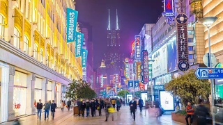 中国上海南京路，4K延时静态广角拍摄。时光流逝记录了中国上海最著名最繁忙的购物街。地点:南京路视频素材模板下载