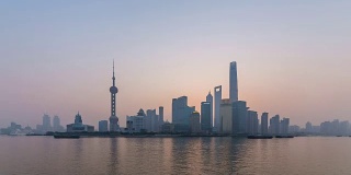 上海- 2017年3月:上海浦东的时光流逝，2017年3月在上海，中国。