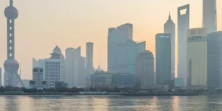上海- 2017年3月:上海浦东的时光流逝，2017年3月在上海，中国。