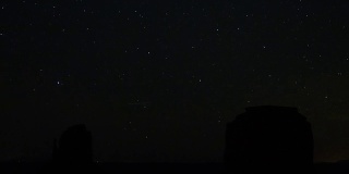 夜晚时光流逝:纪念碑谷平顶山上令人惊叹的星夜