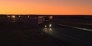 天线:货车在高速公路上行驶，在日出时运送货物