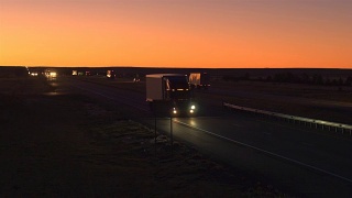 天线:货车在高速公路上行驶，在日出时运送货物视频素材模板下载