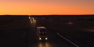 天线:货车在高速公路上行驶，在日出时运送货物