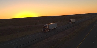 天线:在日落时分，货车在公路上行驶，运送货物